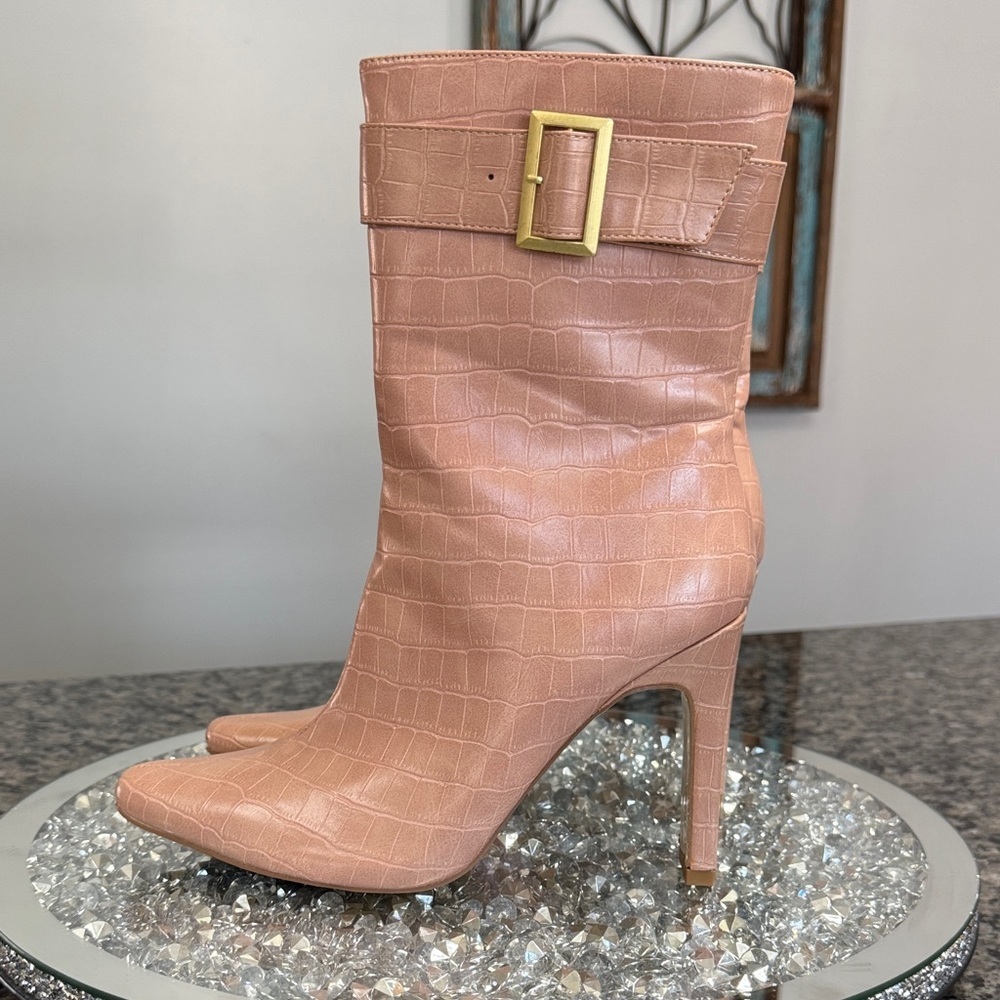 Journee Collection Blush Croc-Embossed Heeled Boots EUC 7.5